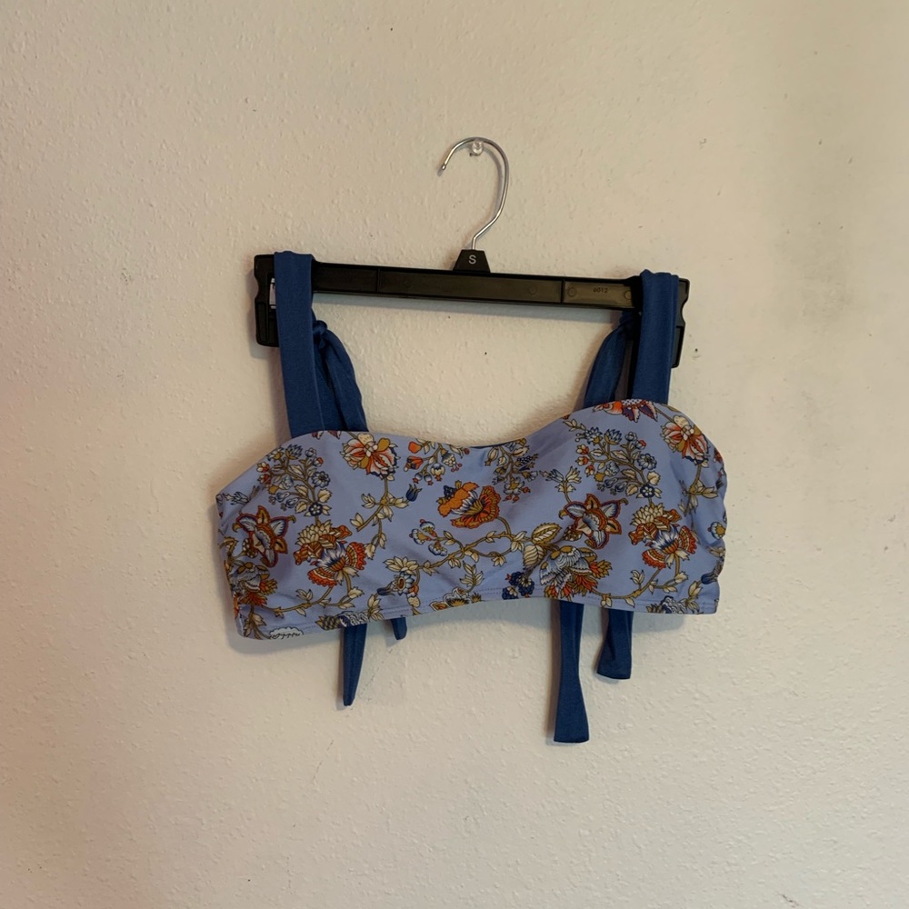 Chelsea and violet bikini top size large